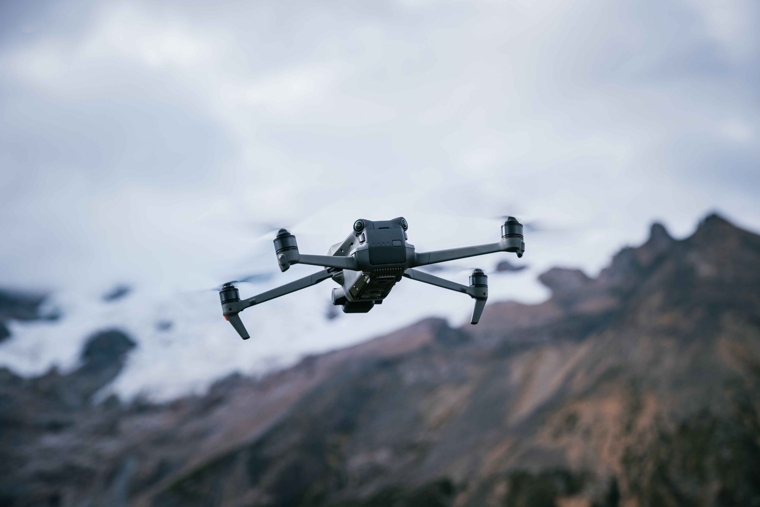 Dron to nie zabawka. Oto co musisz wiedzieć
