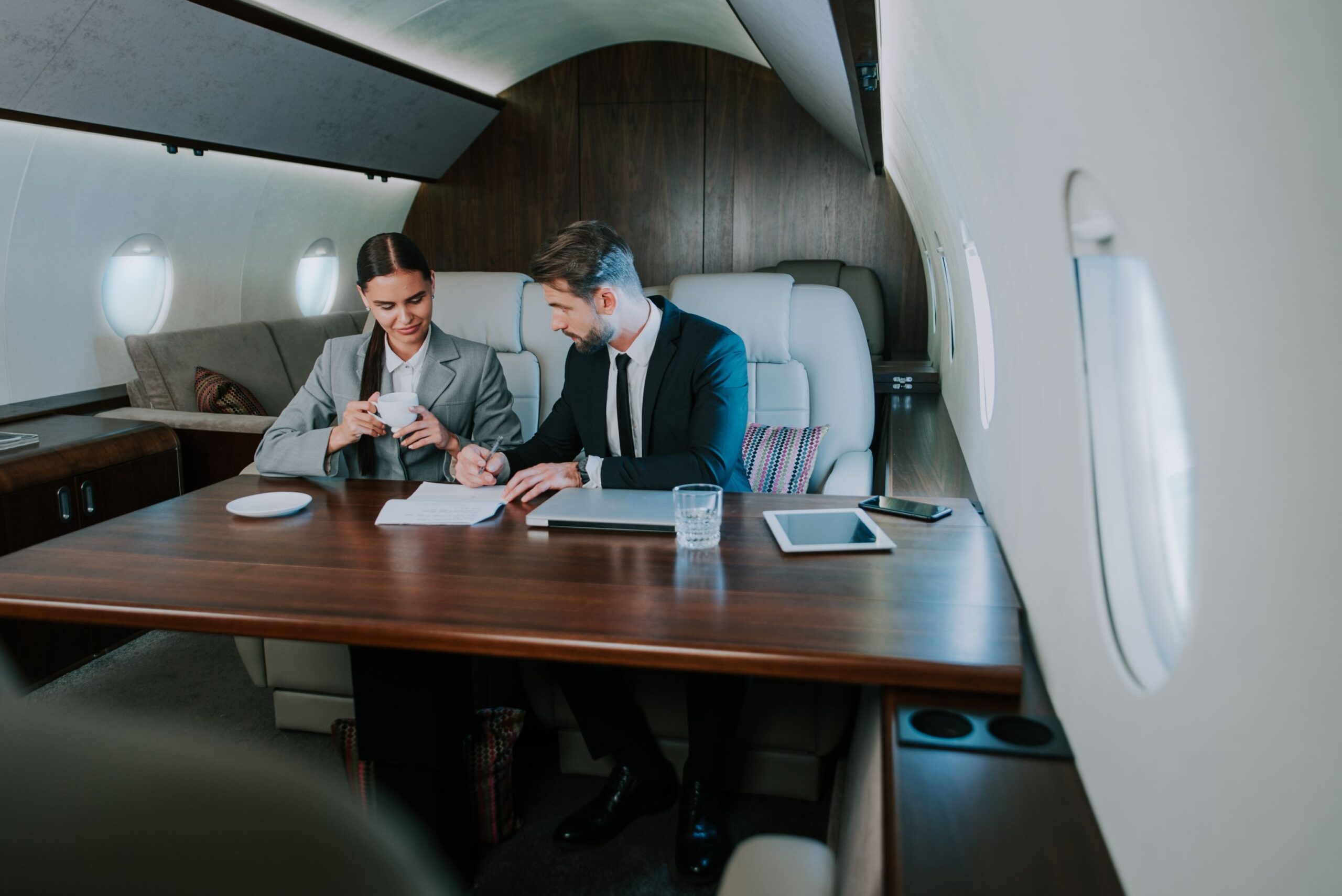 Przetarg LOT-u: Embraer czy Airbus? Strategiczny wybór polskiego przewoźnika